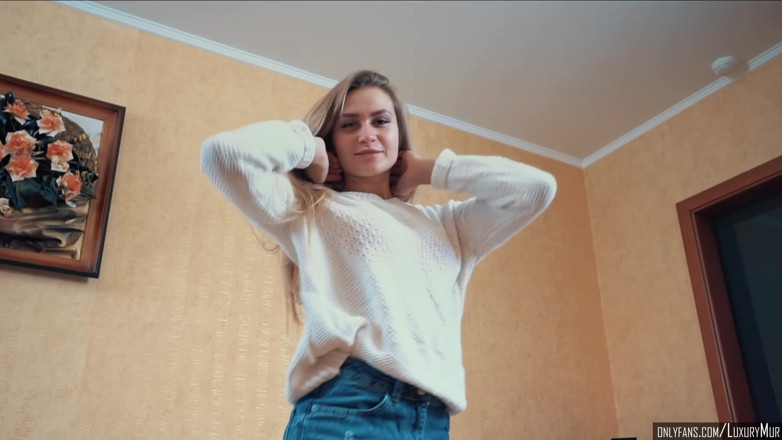 LuxuryMur: Enteada sexy se despi e dança, recebendo porra na boca...