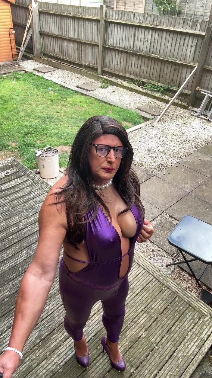 Kelly CD 2022: Travestit sexy Kellycd2022 în costum de pvc violet și tocuri