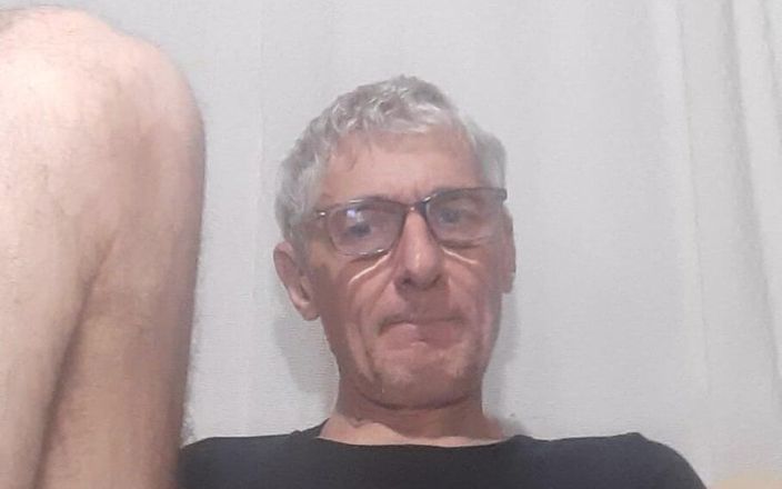Big uncut hard cock: Un bărbat frumos în tricou și lenjerie intimă așteaptă să se dezbrace...