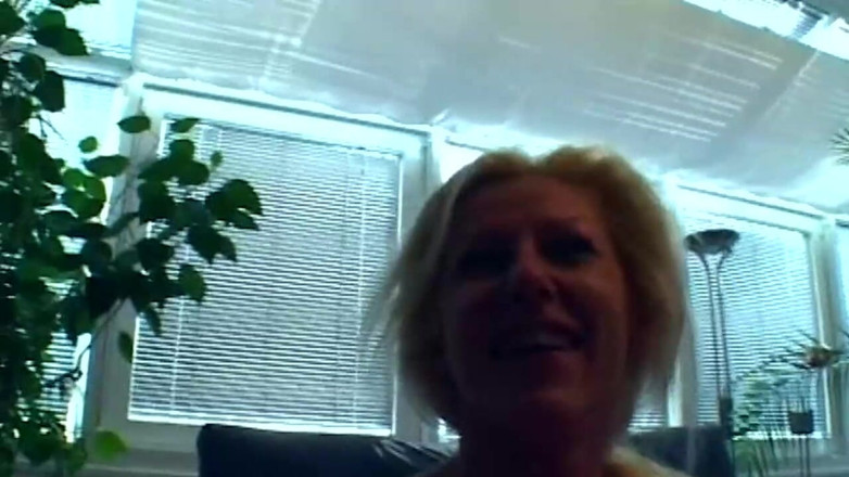 Onlyxfans: Une blonde mature prolapsus le bouton de rose en se...