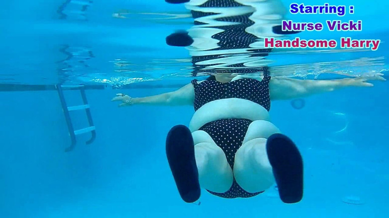 BBW nurse Vicki adventures with friends: धूप में गीली जंगली मस्ती पूरा वीडियो