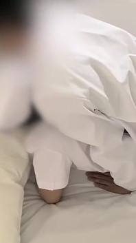 #123 야간 근무에서 의사와 섹스하는 신인 간호사, 환자 옆에서 즐거움을 참을 수 없었습니다.