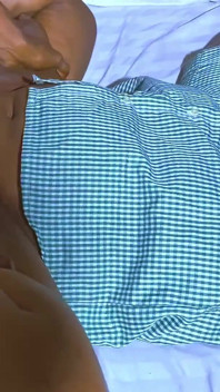 Frapper une femme mature par derrière