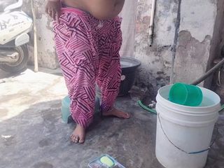 Your love geeta: Indische Bhabhi&#039;s hete video tijdens het baden