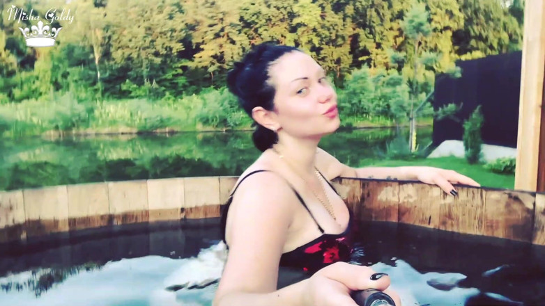 Goddess Misha Goldy: Heerlijke lip ruikt in warme vat buitenshuis