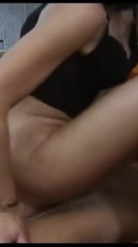 Pizdă futută în patru cu degetul, orgasm cu trei pule în gură
