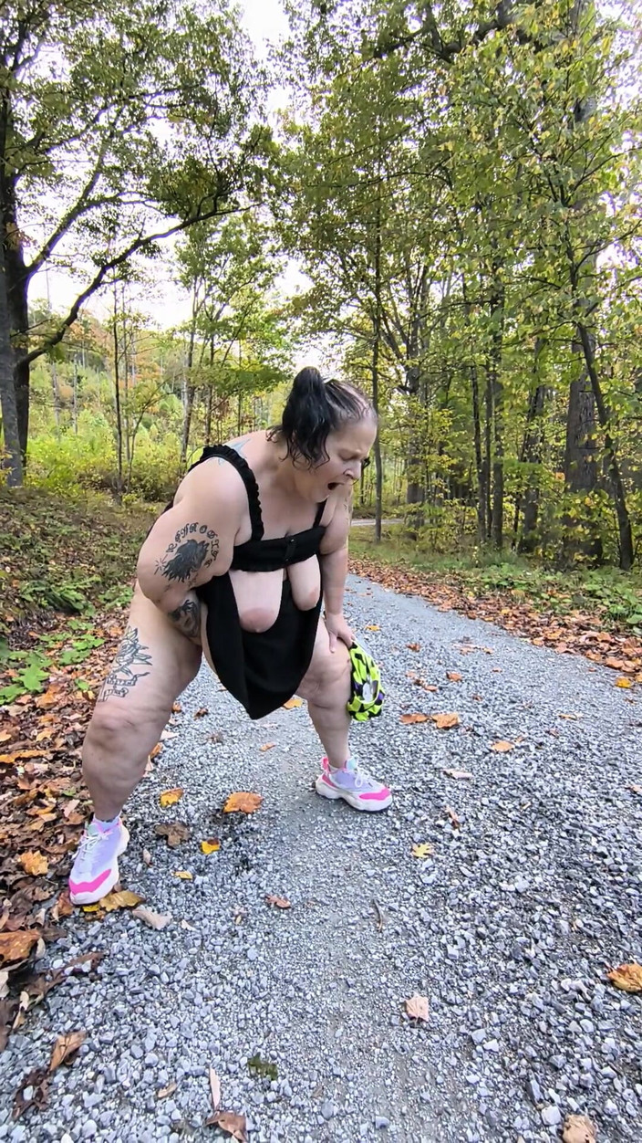 HerculesnVENUS: 在乡村公路上，这个妓女喷出大量精液