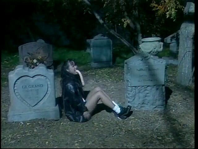 Pound Me Outside: Asiatische sexexpertin schlürft draußen an einem harten weißen schwanz