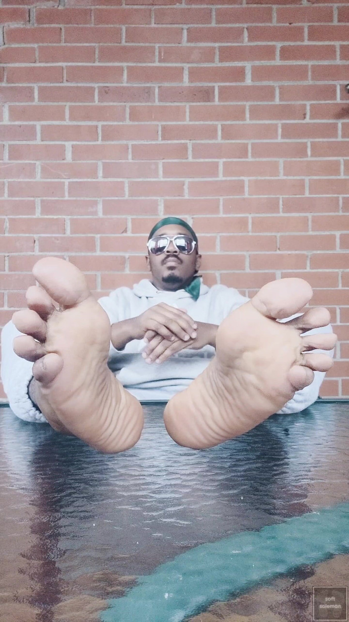 Soft Soleman: Я оголюю свої ноги і торкаюся їх