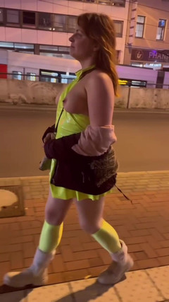 Elena917: Publiczny spacer i flashowanie w bieliźnie i pończochach