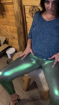 Pompino profondo e gioco con sborra sul mio zoccolo di cammello 285