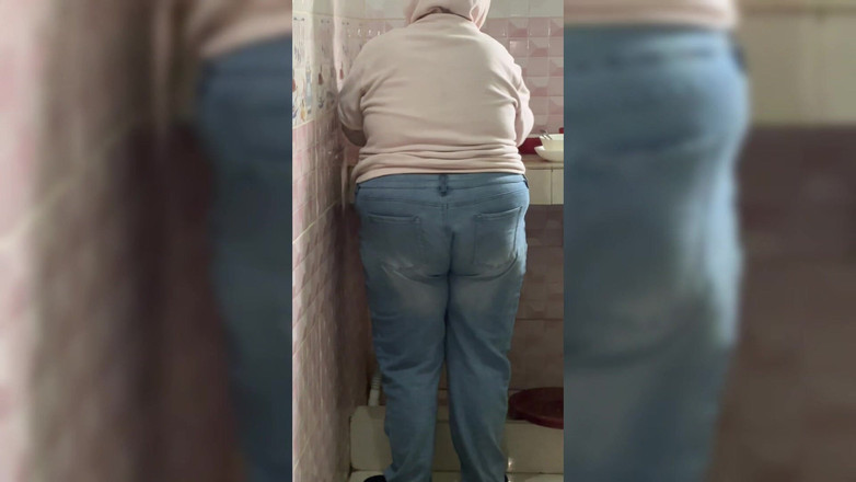 Your Boy's Cum: 大きなお尻と大きな胸、きつい膣の女の子がキッチンで料理をしているときに激しくセックスされ、尻を突いているところを見つかった