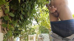 Rafael Torreano: Sexy chlap si honí a stříká venku v parku