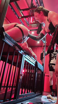 2 dominatrix de látex, codo profundo, doble fisitng anal - Fistdude y Maz Morbid