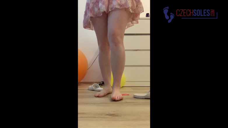 Czech Soles - foot fetish content: Écrasement de pieds et de ballons
