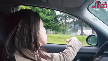 Smokin Fetish: Petra喜欢在她的车里抽烟