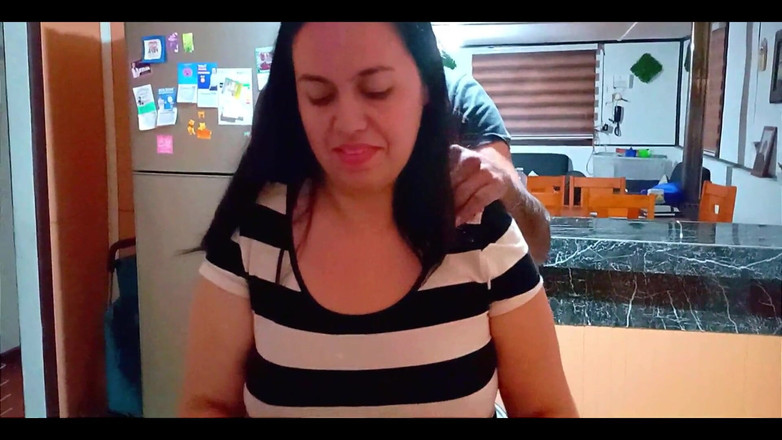 BBW Kelly Mom: Přítel mého nevlastního syna mě přišel ošukat, zatímco já myju...