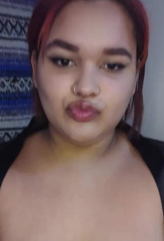 Miia Foxxy: Masturbándome delicioso coño en mi cama