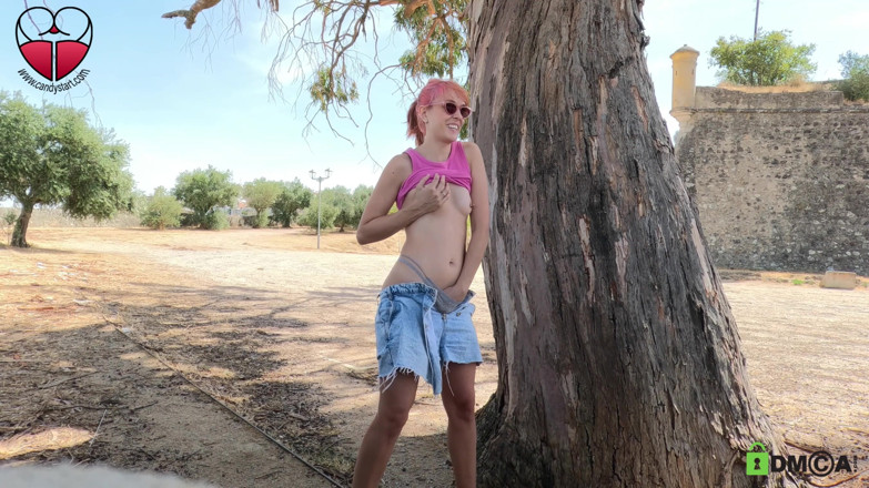 Candystart Videos: Masturbare publică exhibiționistă în orașul istoric