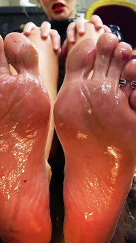 Humillación de pies sucios femdom