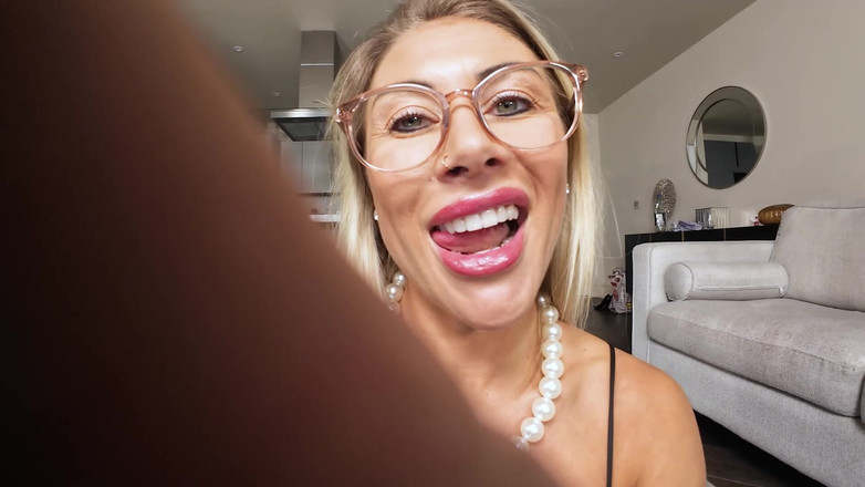 CALLIE ROKS: Arkadaşının ateşli üvey annesi giantess fetişi tarafından bulundu