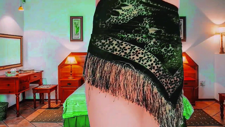 Kitty_Cross: Femboy minunat stând pe pat purtând o cămașă supradimensionată