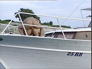 Big Tits World: Matură țâțoasă futută pe barcă
