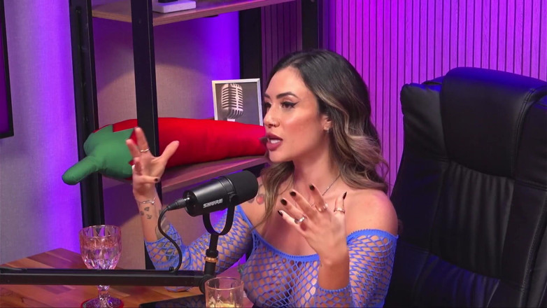California TV: Giovane Latina Con Un Corpo Perfetto E Capelli Ricci Che...