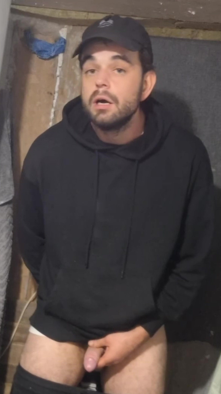 jerkofflover: 滑冰运动员在废弃建筑中射精