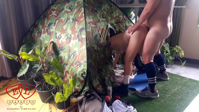Strange stepfamily: Sex în tabără. Un străin fute o doamnă nudistă în pizdă într-un camping în...