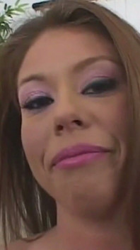Lexi Love fick tossed på sängen för att njuta av mannen fingrar och äter fitta