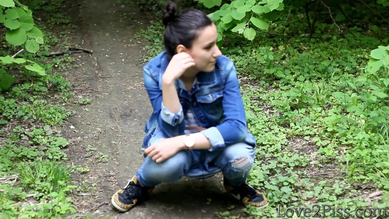 Love 2 Piss: Ganz natürlich - Ingrid pinkelt und wichst sich mit einem blatt,...