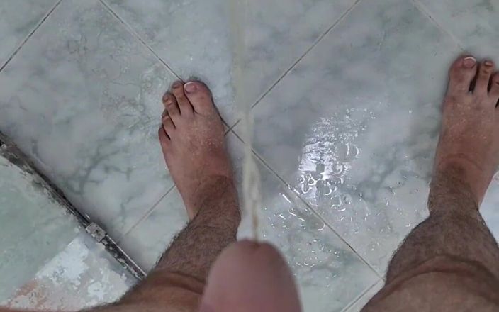 Lk dick: Pișându-se singură la duș