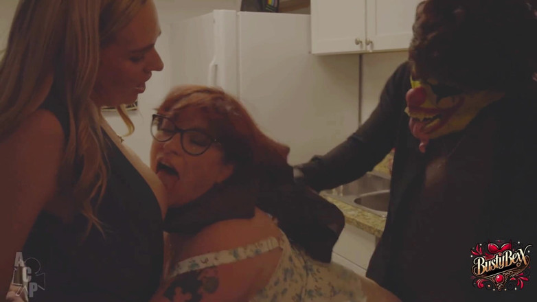 Busty Bexx: MILF dan Cookies dengan Gibby The Clown &amp; Sierra Spunk