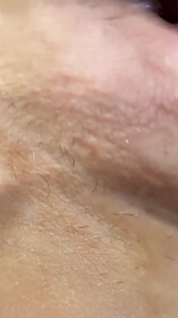 Její těsný, růžový malý zadek je zničen 10 ptákem, takže se odmění.