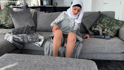 Aaliyah Yasin: Masum hizmetçi Aaliyah Yasin seks oyuncaklarını keşfediyor