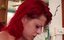 Shemale World: Muhteşem kızıl saçlı transeksüel sert sikiliyor!