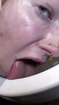 Con đĩ phục tùng chủ nhà vệ sinh cuộn và licker nhà vệ sinh