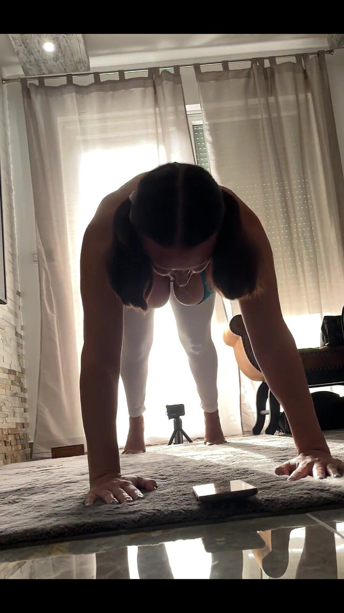 Crypto Mommy: Bb, assista como eu treino meu corpo para que você...