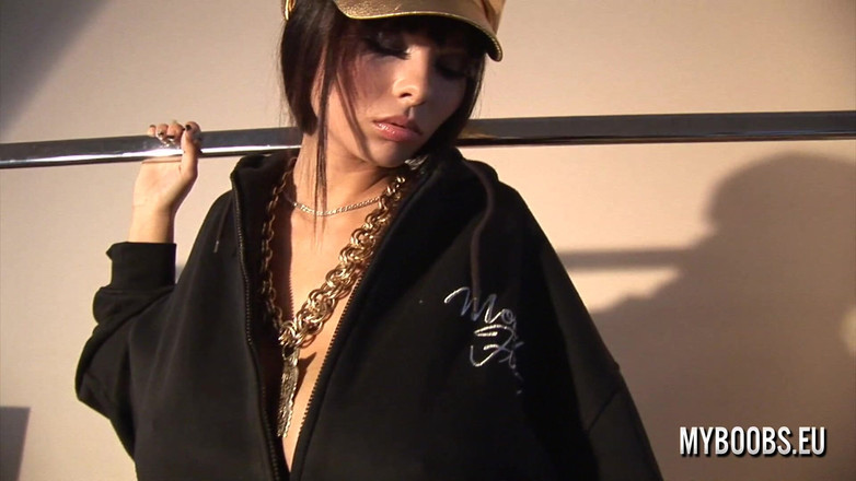 My Boobs: Prsatá holka v hiphop stylu
