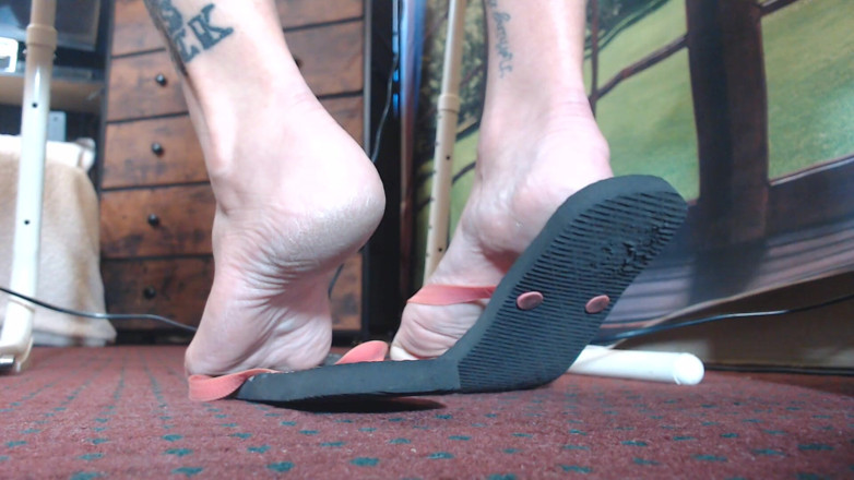 Abby Anna: Zeer versleten zwarte teenslippers