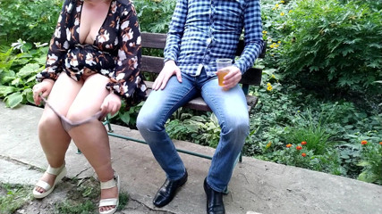 OurFetishLife: Sexy con gambe splendide si piscia in un bicchiere e...