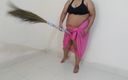Aria Mia: 빗자루와 섹스하는 섹시한 아줌마 - 힌디어 선명한 오디오