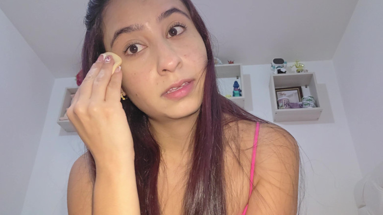 alexia twerk videos: Elle apprend au maquillage, mais elle cache quelque chose