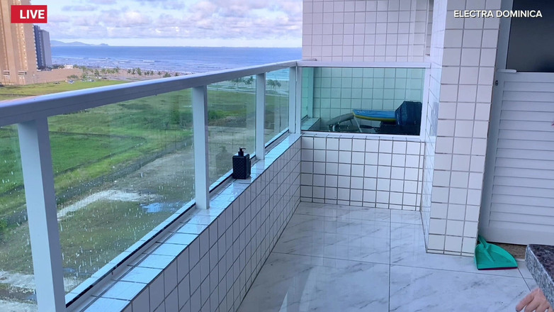 Curious Electra: Velký zadek na balkóně