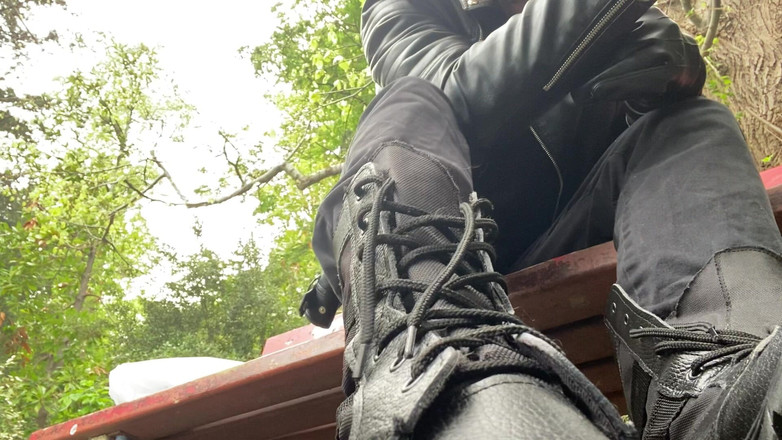 Hunky time: Fumando re in pelle dominante