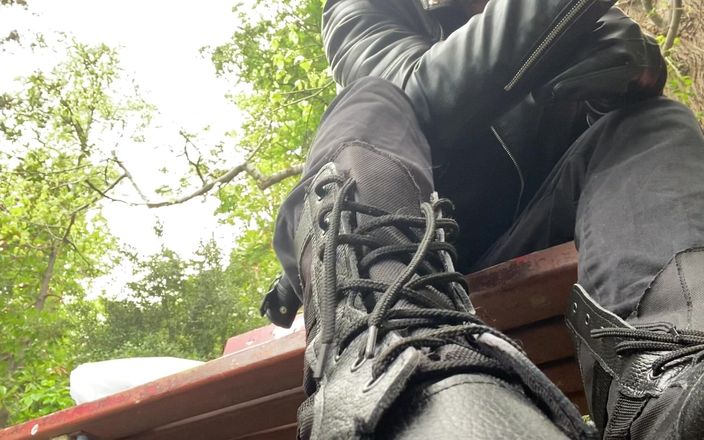 Hunky time: Dominatoare în piele, care fumează
