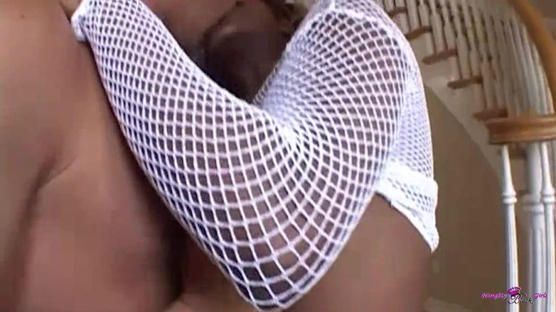 Naughty Black Girls: Chupando seu pau depois de um anal profundo fez esse...