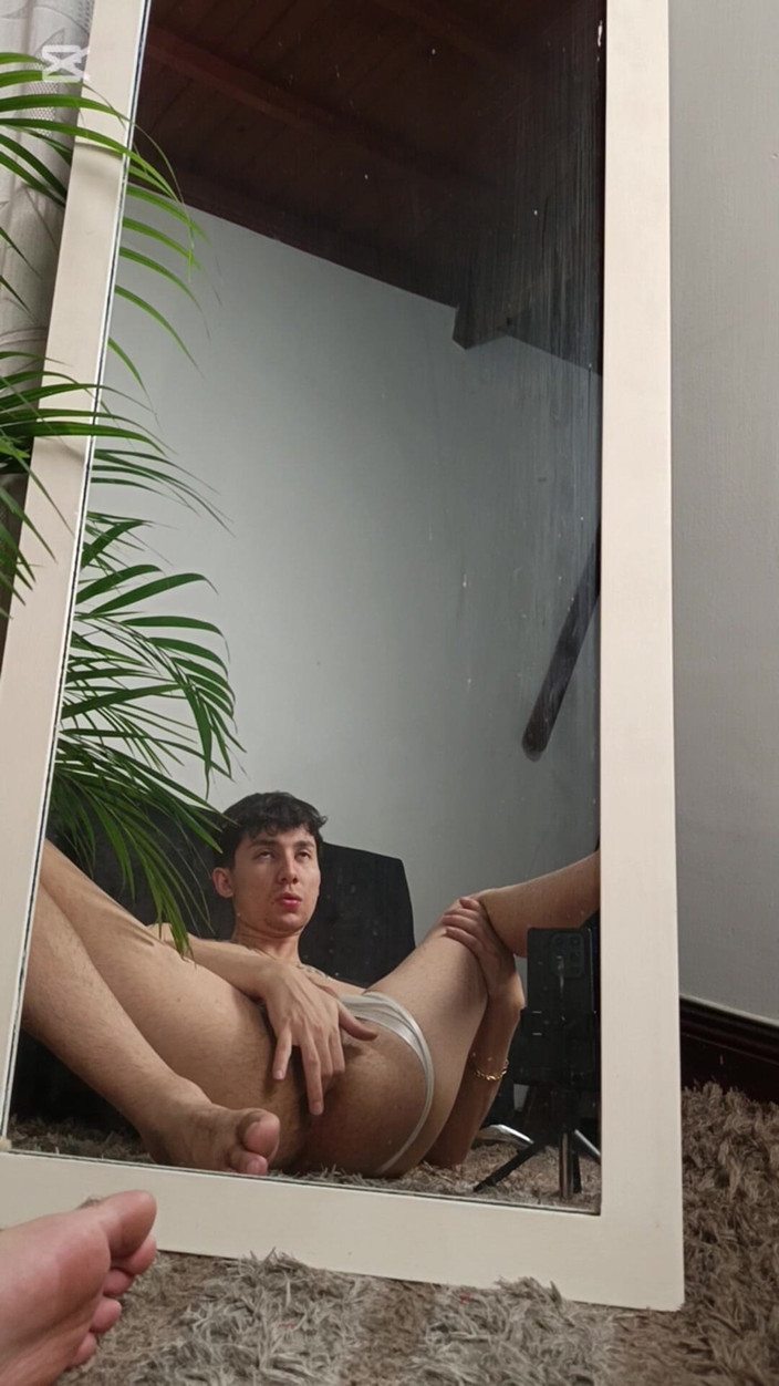 charlessteel: Twink meniduri pantatnya dengan dildo besar dan menggoyangkan zakarnya yang...