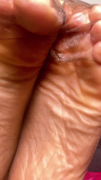 Une belle-mère puante en collants se fait adorer les pieds